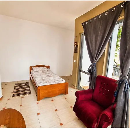 Lovely Room With Balcony For Single Traveller - Shared Kitchen & Bathroom