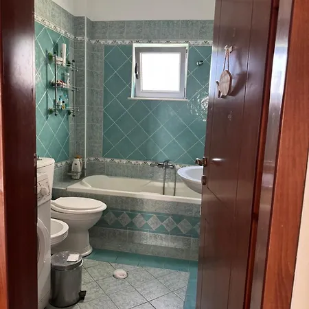 Lovely Room With Balcony For Single Traveller - Shared Kitchen & Bathroom Гостевой дом