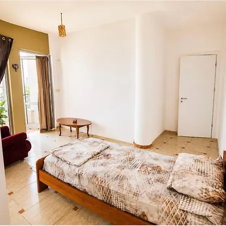 Lovely Room With Balcony For Single Traveller - Shared Kitchen & Bathroom Гостевой дом