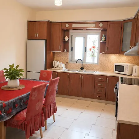 Lovely Room With Balcony For Single Traveller - Shared Kitchen & Bathroom Гостевой дом *